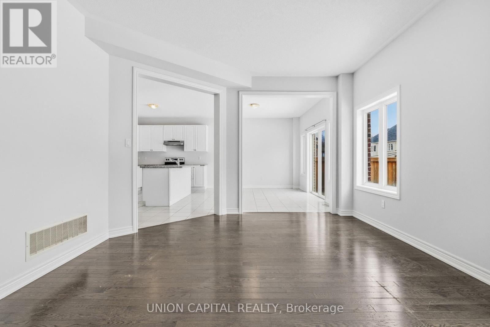 943 Larter Street, Innisfil, Ontario  L9S 1A8 - Photo 5 - N12675860