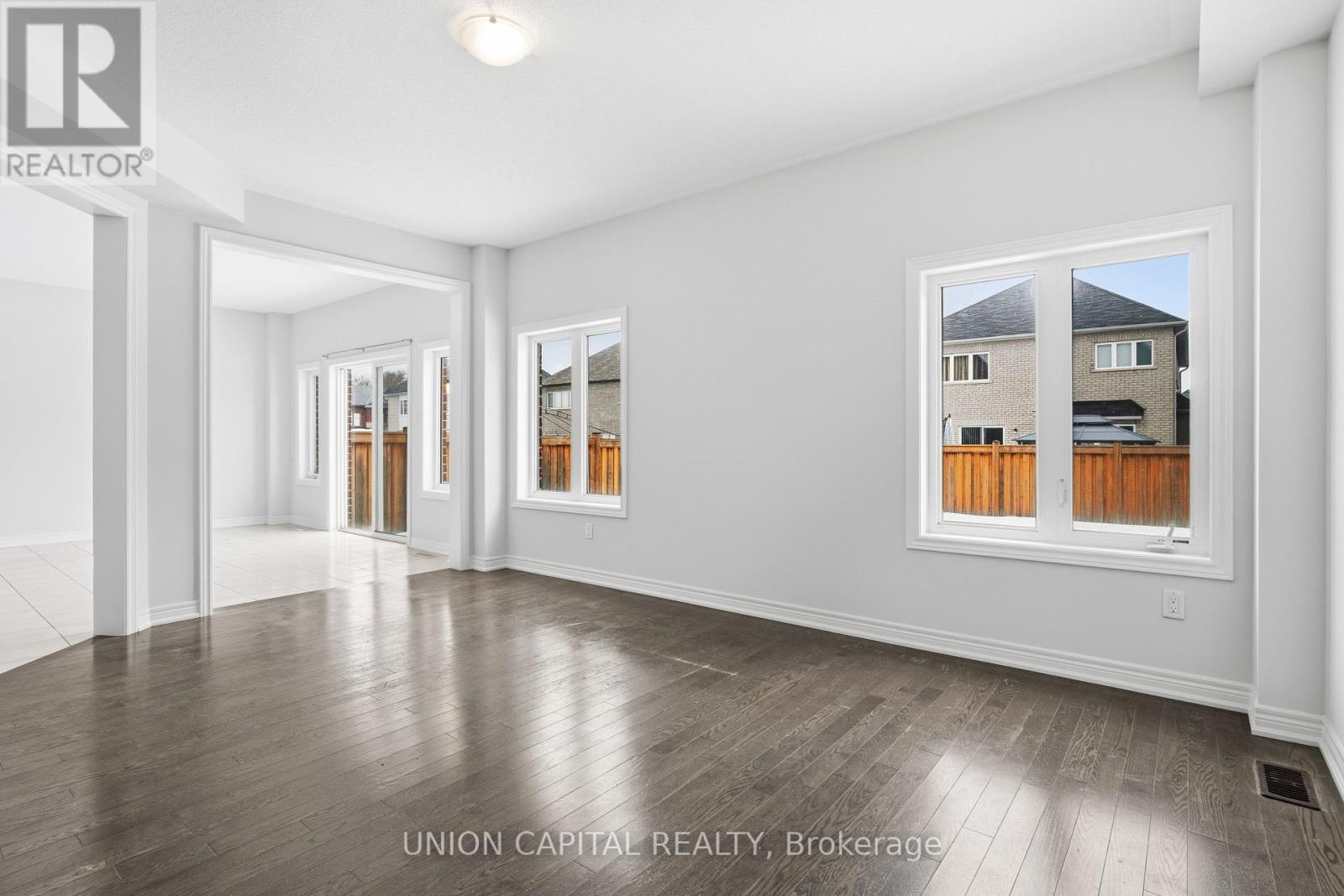 943 Larter Street, Innisfil, Ontario  L9S 1A8 - Photo 4 - N12675860