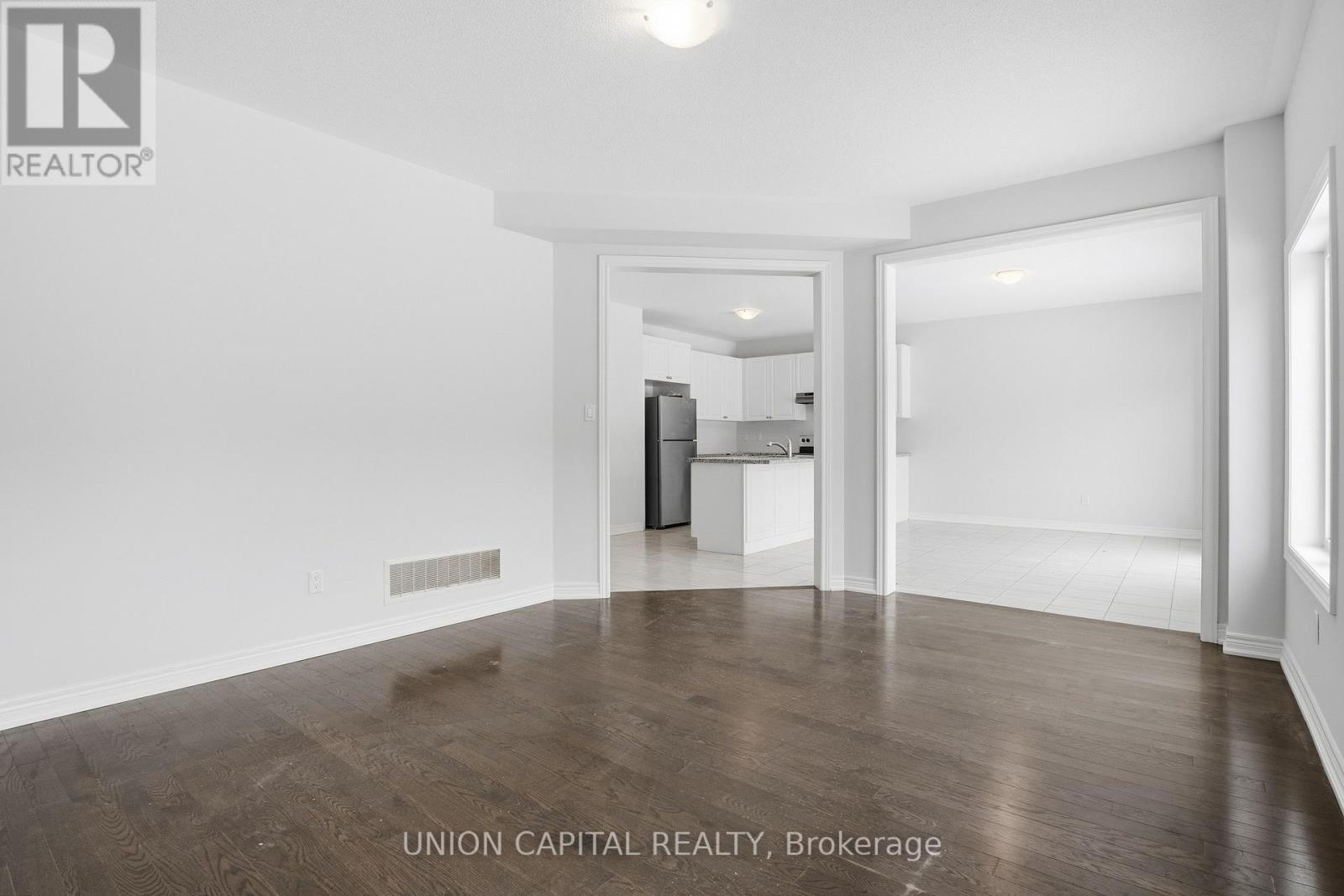 943 Larter Street, Innisfil, Ontario  L9S 1A8 - Photo 8 - N12675860