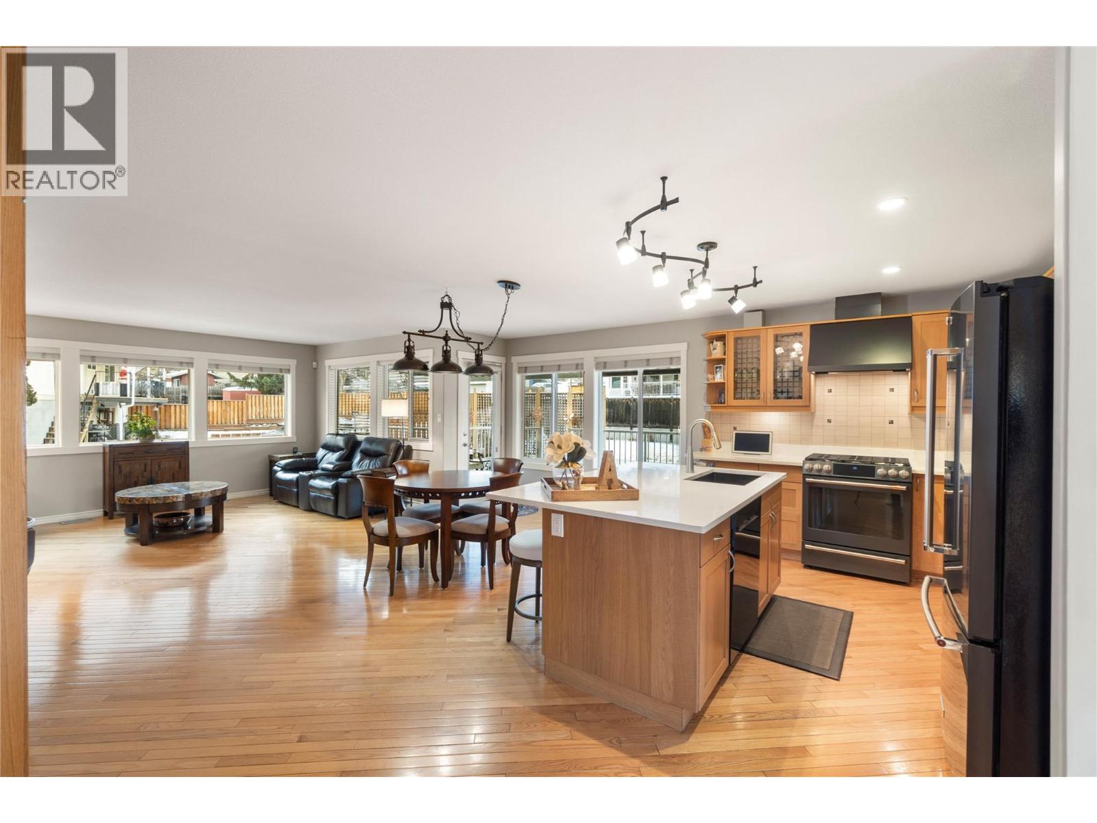 2535 Valleyview Drive, Kamloops, British Columbia  V2E 2M3 - Photo 8 - 10371989