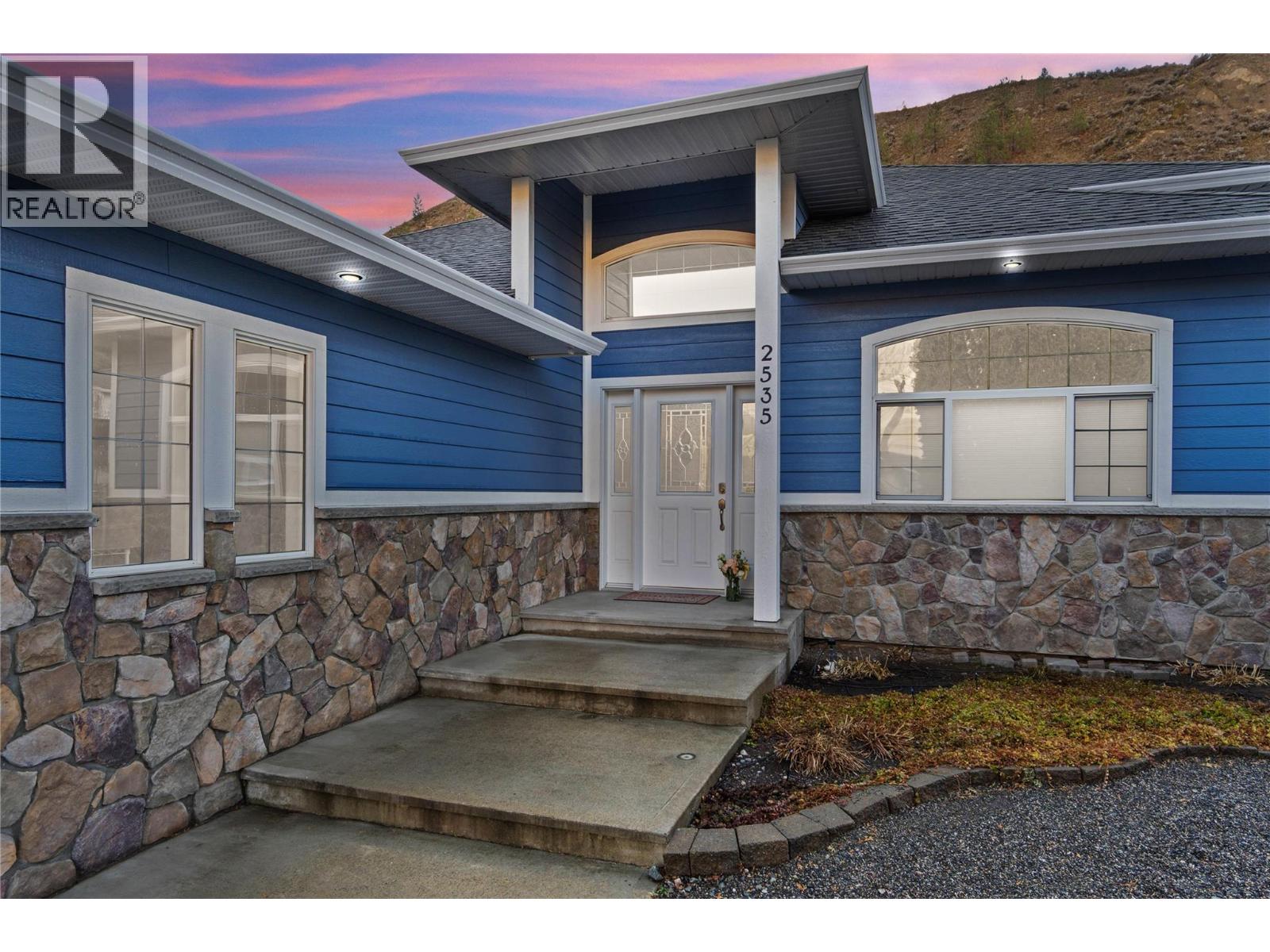 2535 Valleyview Drive, Kamloops, British Columbia  V2E 2M3 - Photo 4 - 10371989