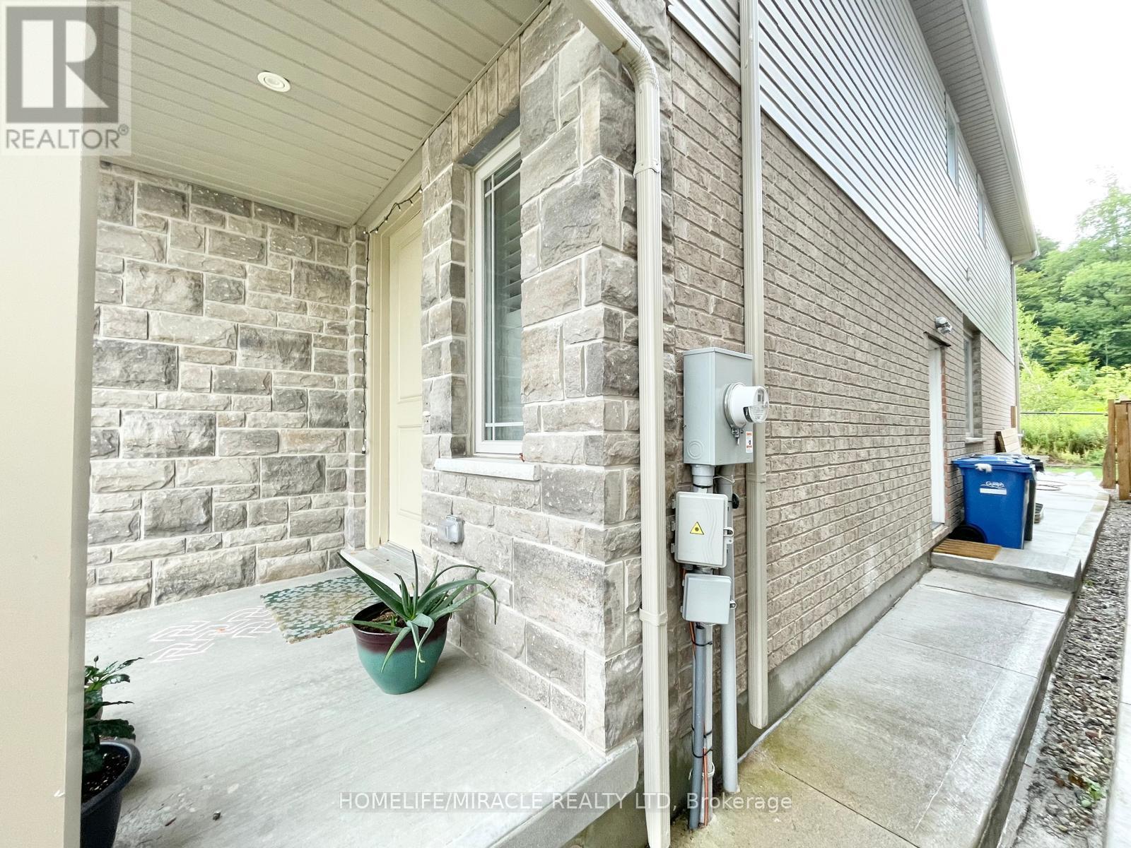 B - 98 Dallan Drive, Guelph, Ontario  N1L 0N3 - Photo 3 - X12685010