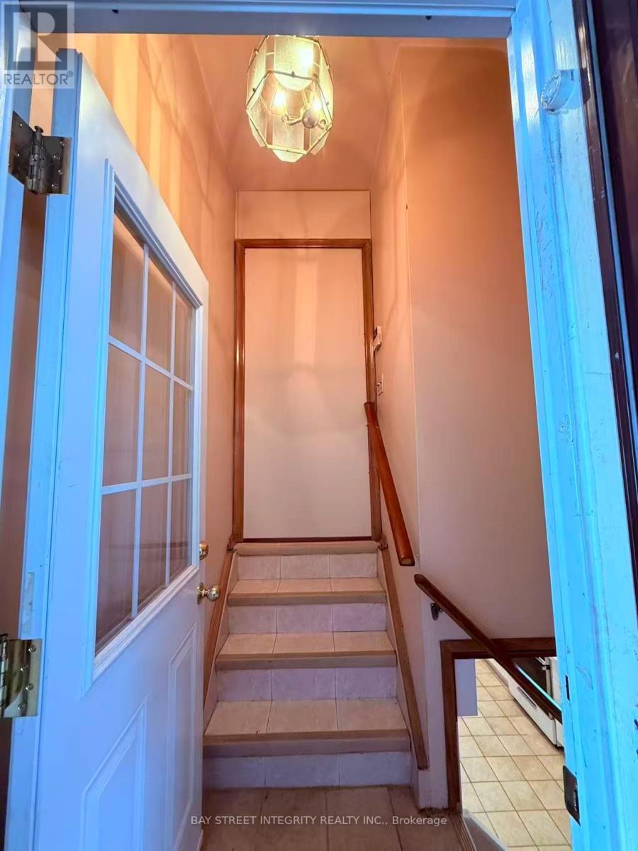 11 Southill Drive, Hamilton, Ontario  L9A 3K4 - Photo 3 - X12685102