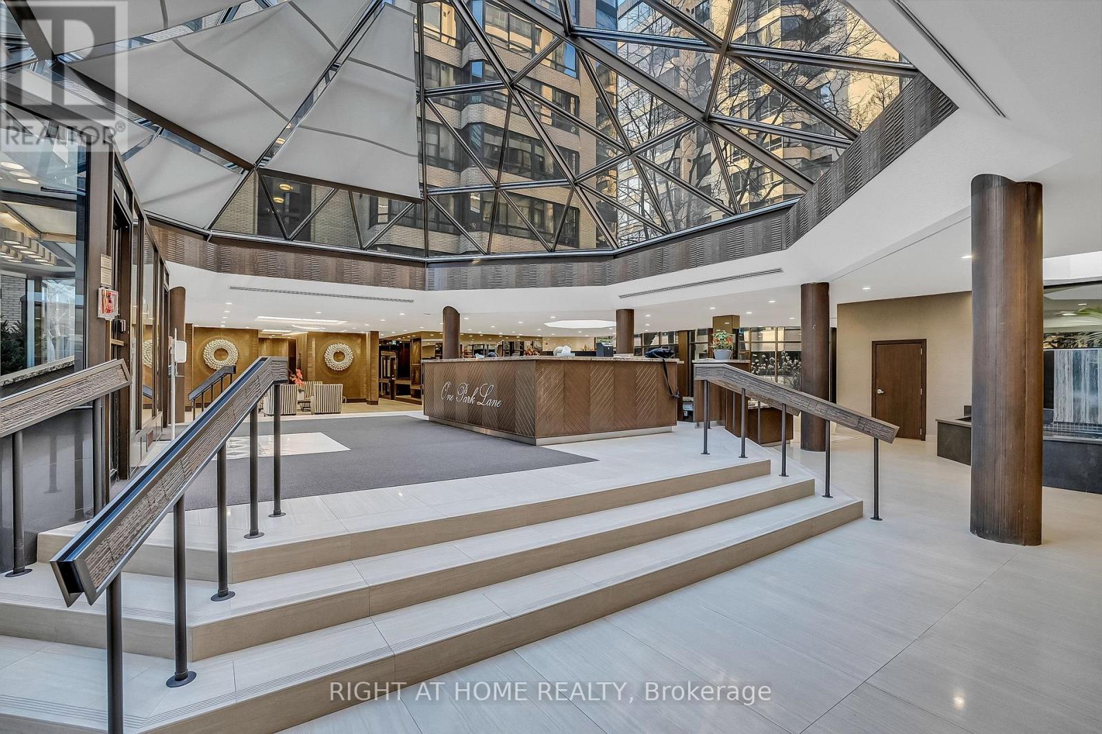 905 - 280 Simcoe Street, Toronto, Ontario  M5T 2Y5 - Photo 3 - C12685132