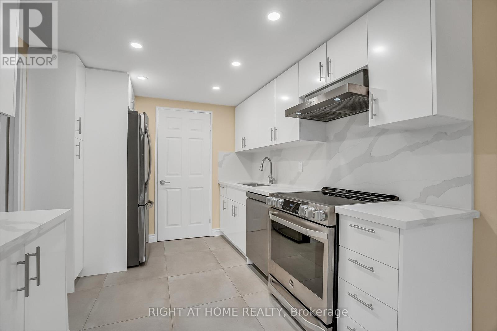 905 - 280 Simcoe Street, Toronto, Ontario  M5T 2Y5 - Photo 9 - C12685132