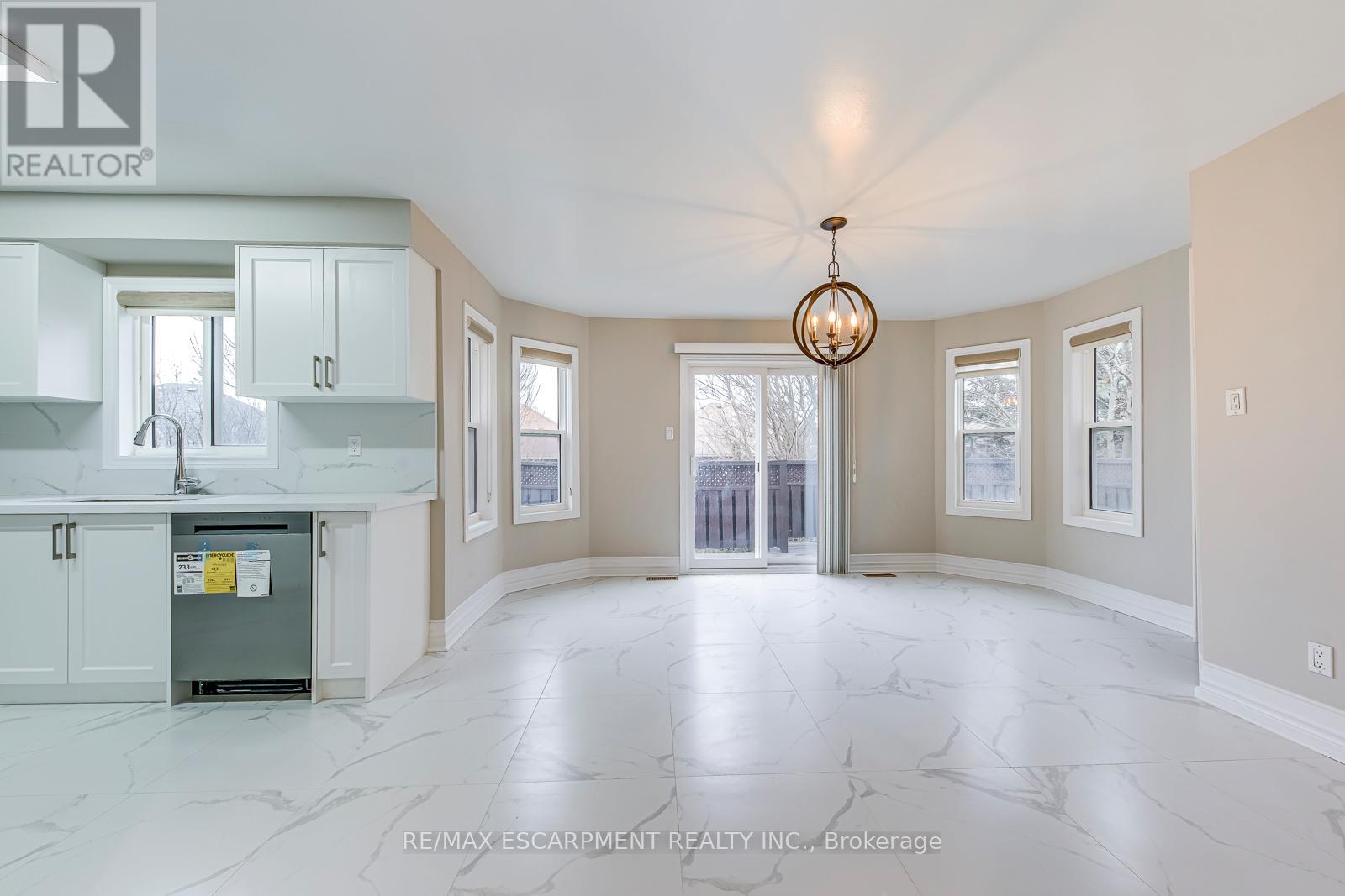 1362 Pilgrims Way, Oakville, Ontario  L6M 2W4 - Photo 13 - W12685148