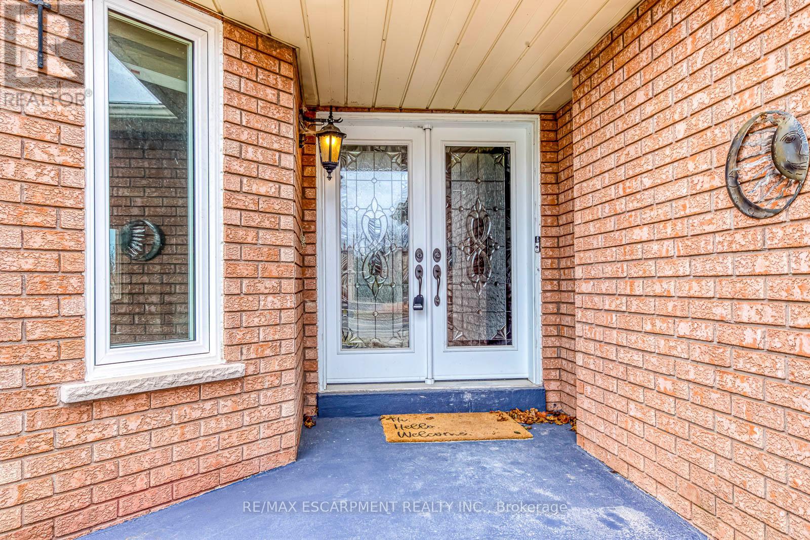 1362 Pilgrims Way, Oakville, Ontario  L6M 2W4 - Photo 2 - W12685148