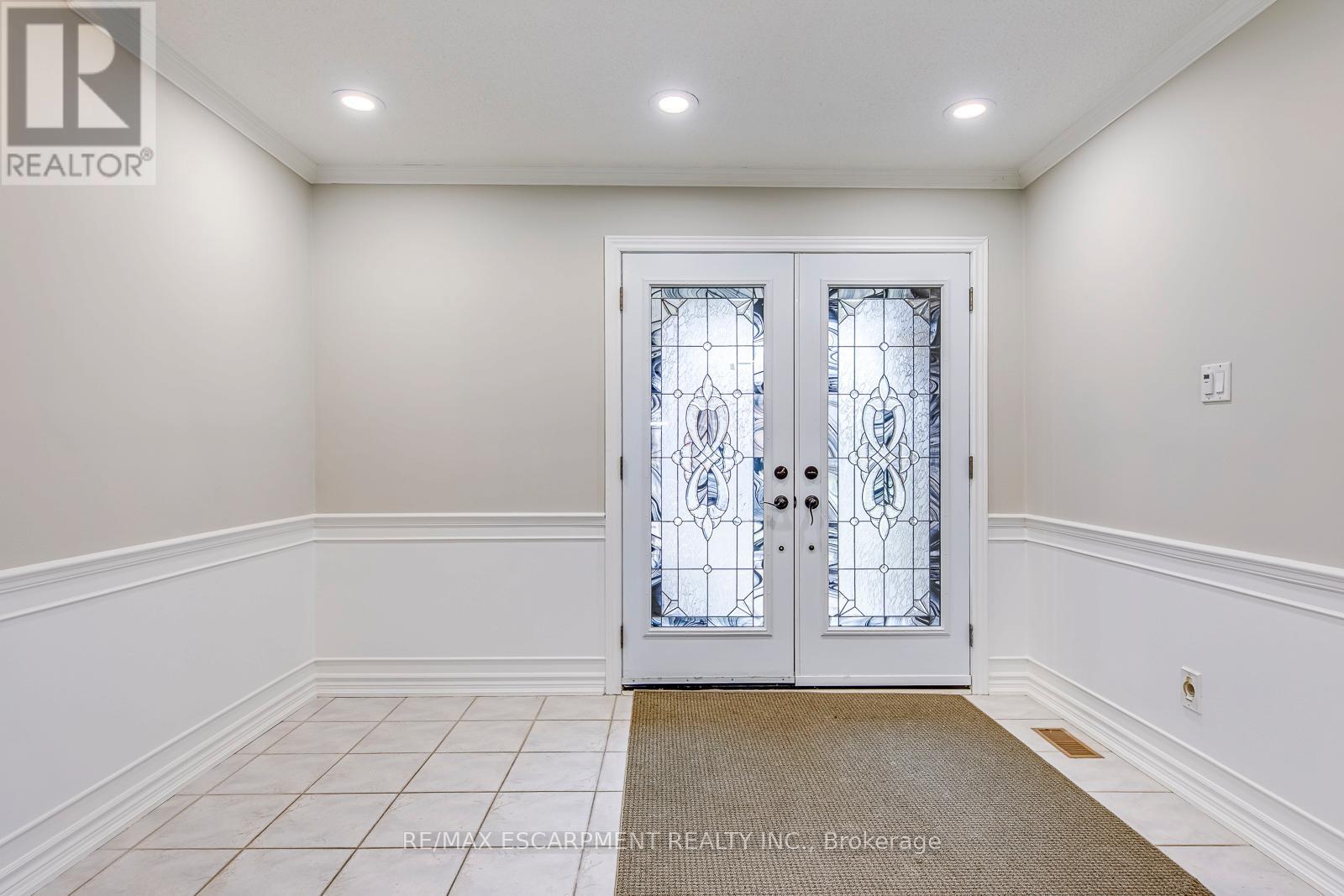 1362 Pilgrims Way, Oakville, Ontario  L6M 2W4 - Photo 3 - W12685148