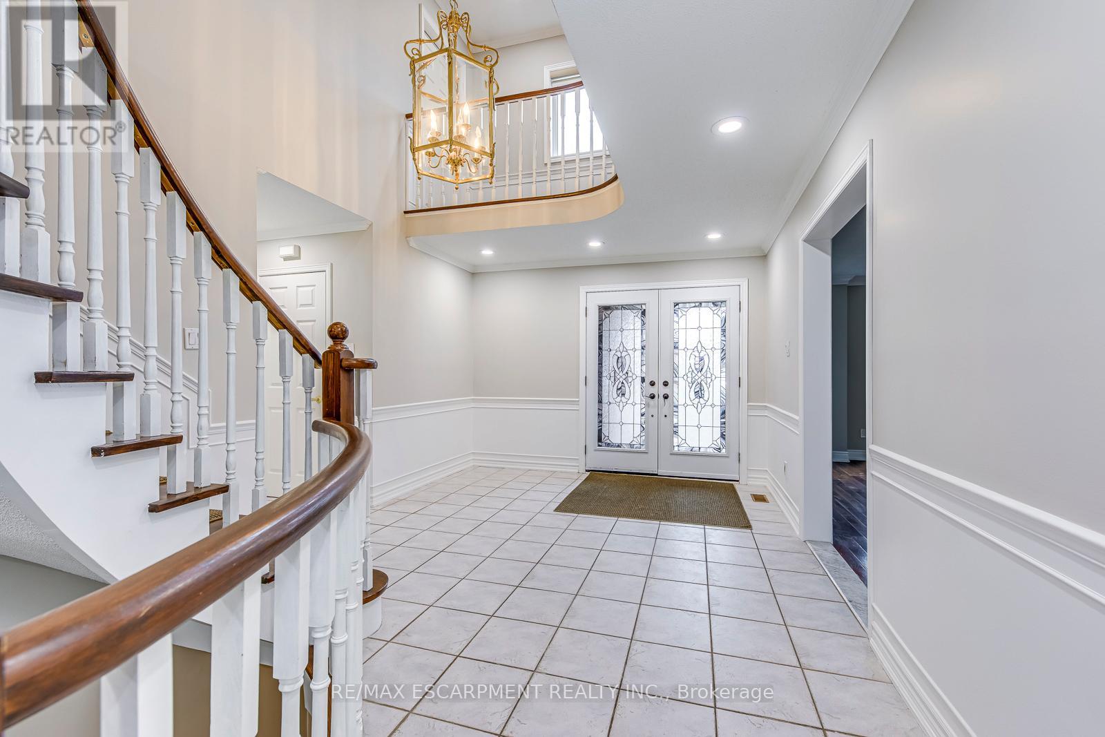 1362 Pilgrims Way, Oakville, Ontario  L6M 2W4 - Photo 4 - W12685148