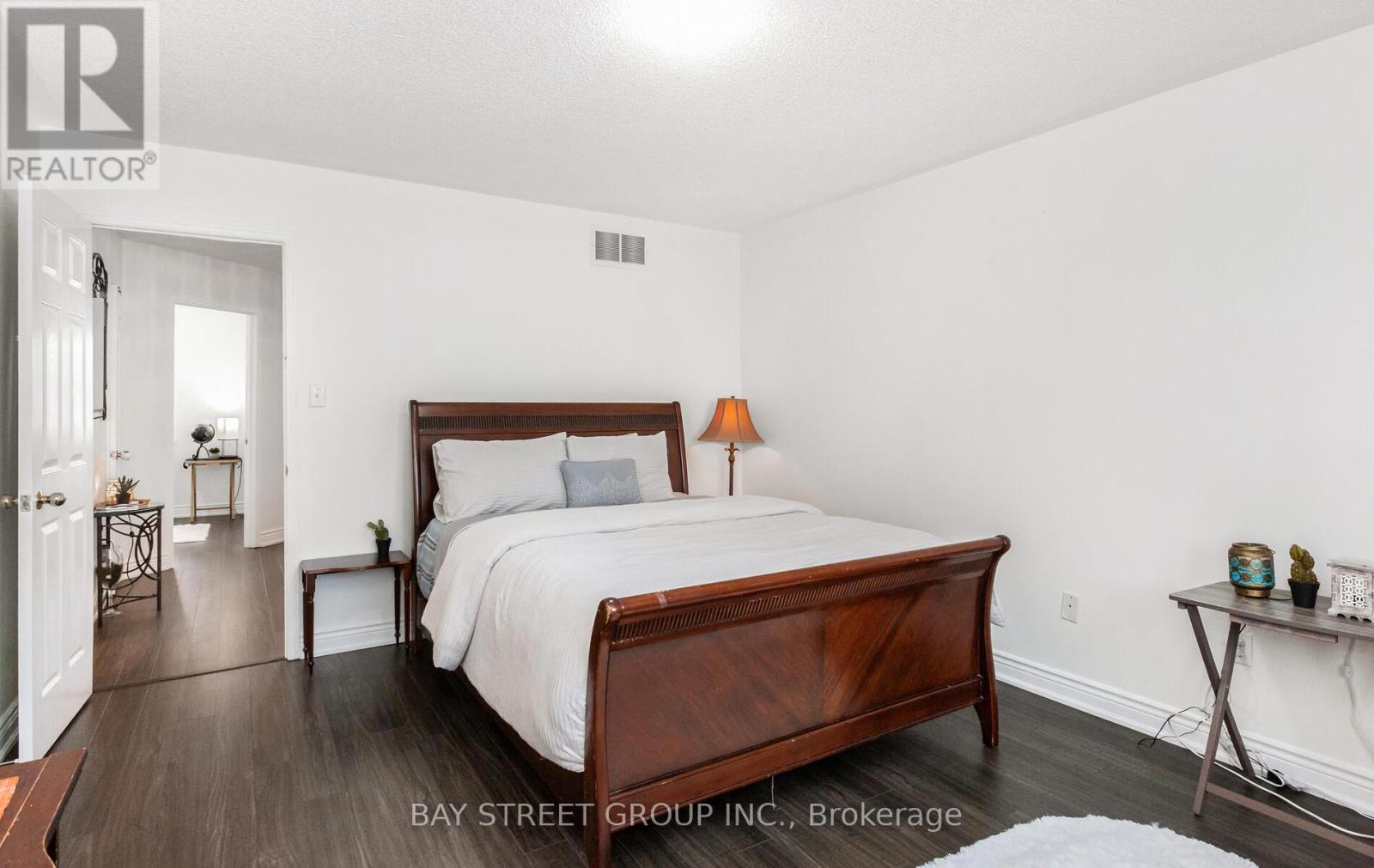 1104 Davis Lane, Milton, Ontario  L9T 5P9 - Photo 6 - W12685156