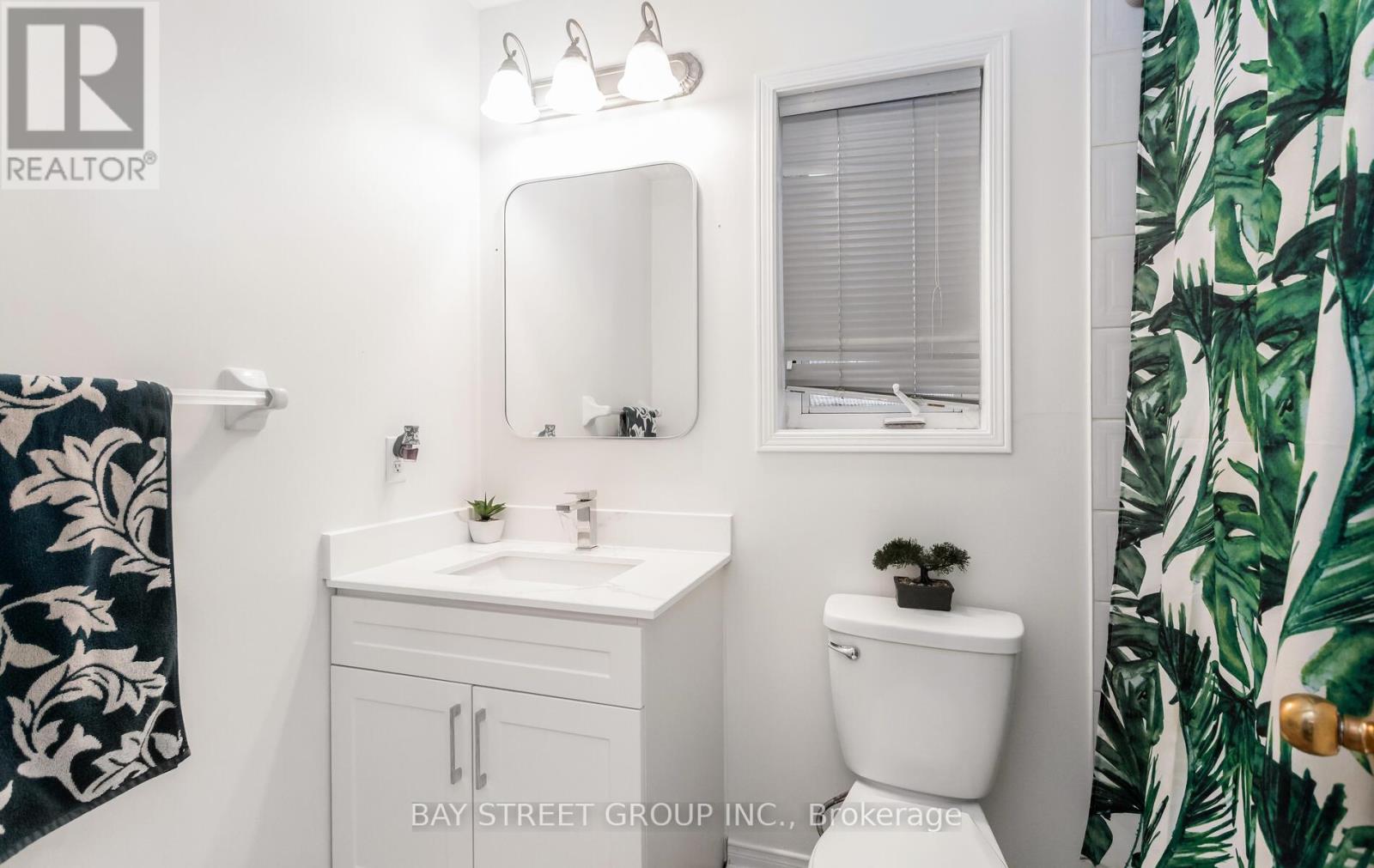 1104 Davis Lane, Milton, Ontario  L9T 5P9 - Photo 7 - W12685156