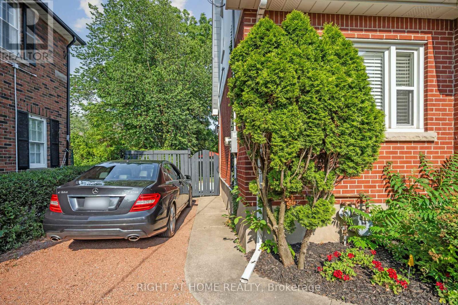 105 Glenridge Avenue, St. Catharines, Ontario  L2R 4X5 - Photo 2 - X12685144