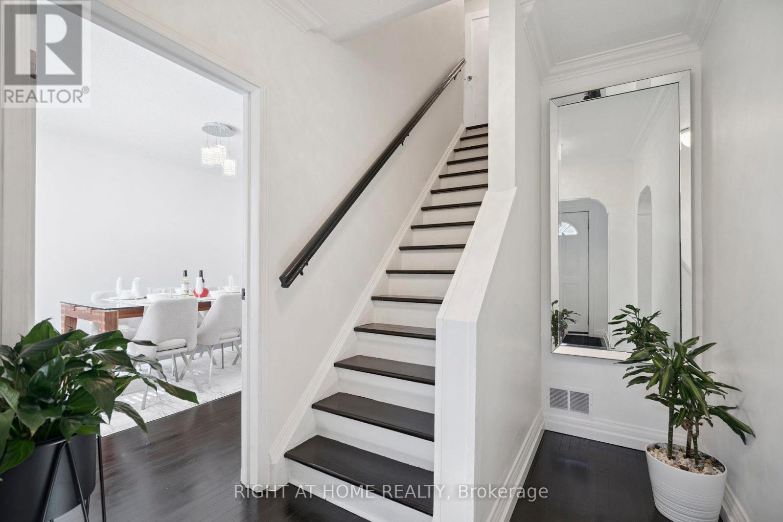 105 Glenridge Avenue, St. Catharines, Ontario  L2R 4X5 - Photo 3 - X12685144