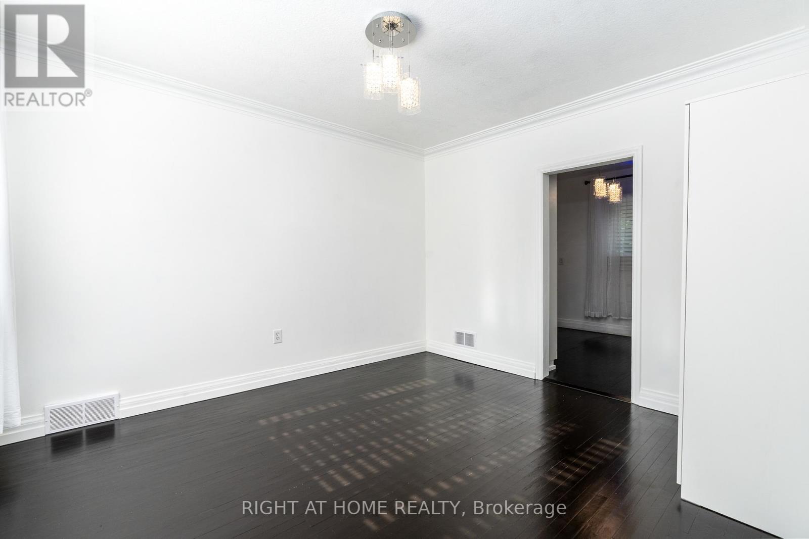 105 Glenridge Avenue, St. Catharines, Ontario  L2R 4X5 - Photo 34 - X12685144