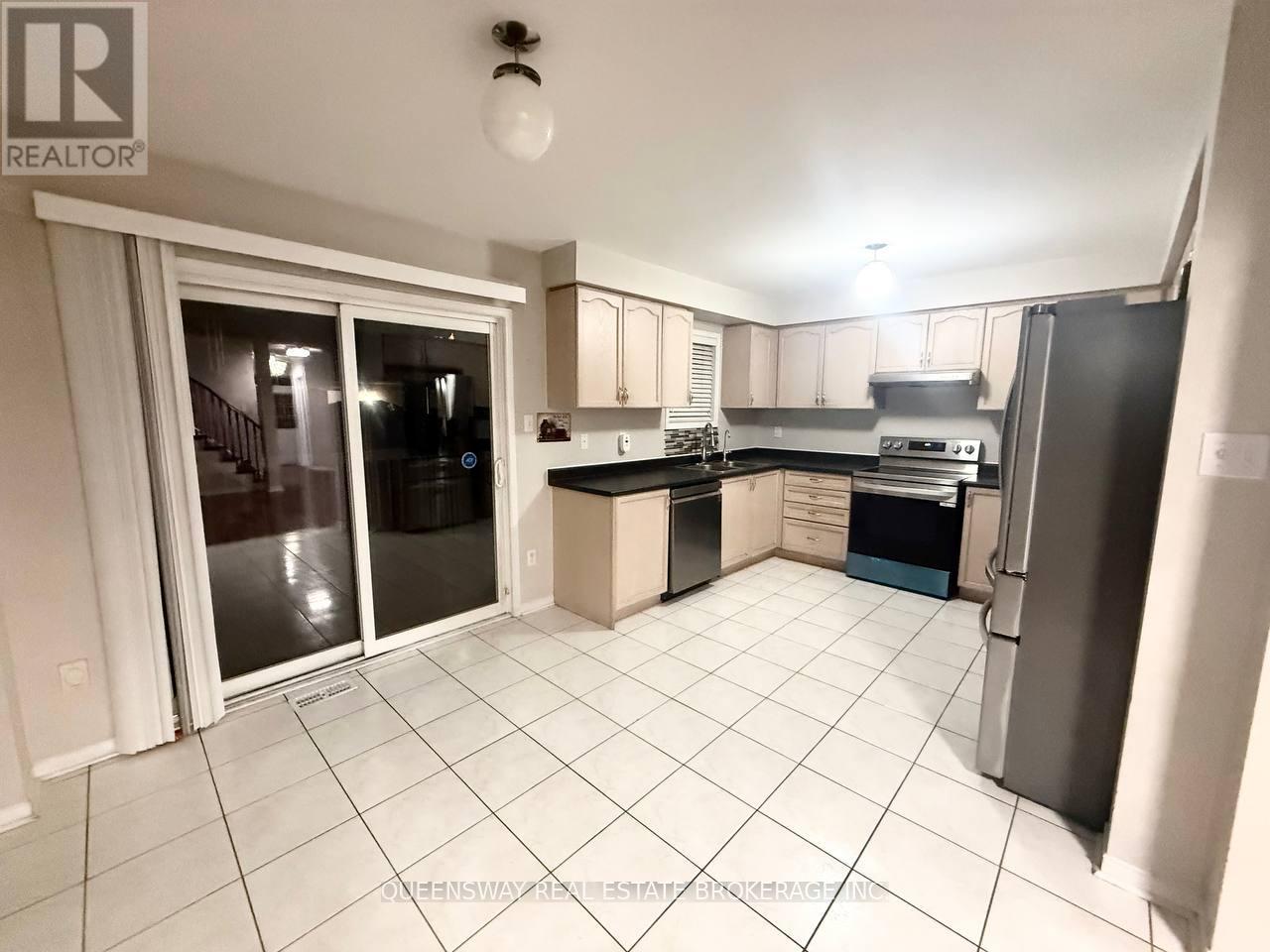 85 Botavia Downs N, Brampton, Ontario  L7A 3R5 - Photo 3 - W12684786