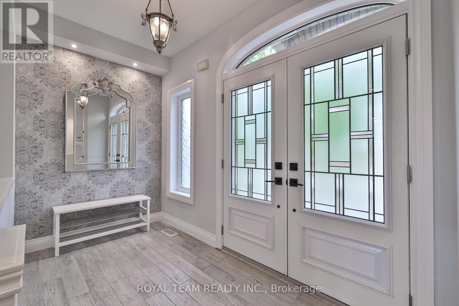 2 Gleave Court, Aurora, Ontario  L4G 7L9 - Photo 4 - N12685190