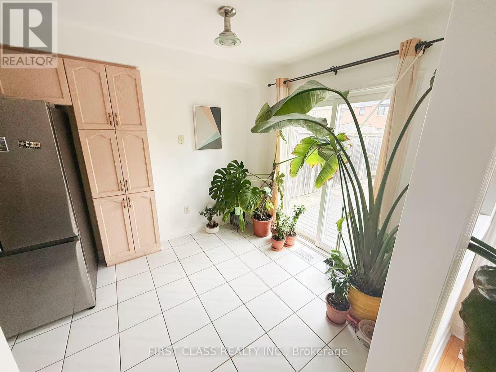 3892 Manatee Way, Mississauga, Ontario  L5M 6P7 - Photo 5 - W12679682