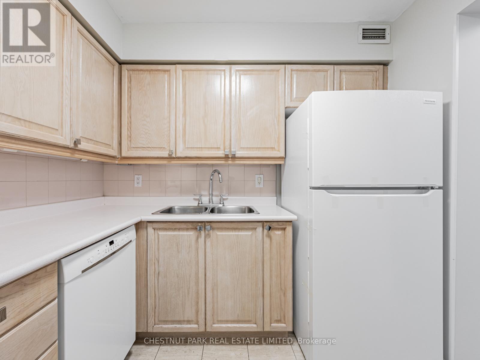 203 - 35 Empress Avenue, Toronto, Ontario  M2N 6T3 - Photo 4 - C12685228