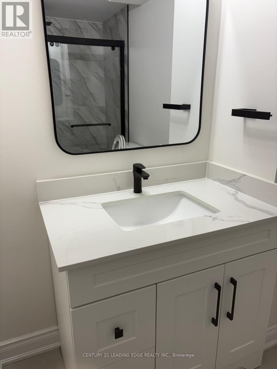 968 Summerbreeze Court, Mississauga, Ontario  L5V 1E1 - Photo 2 - W12685230