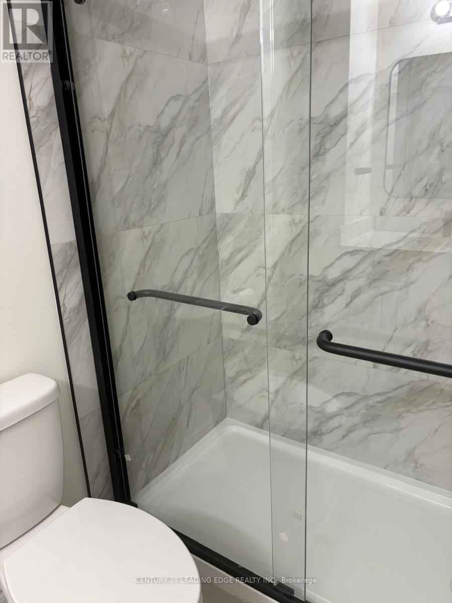 968 Summerbreeze Court, Mississauga, Ontario  L5V 1E1 - Photo 3 - W12685230