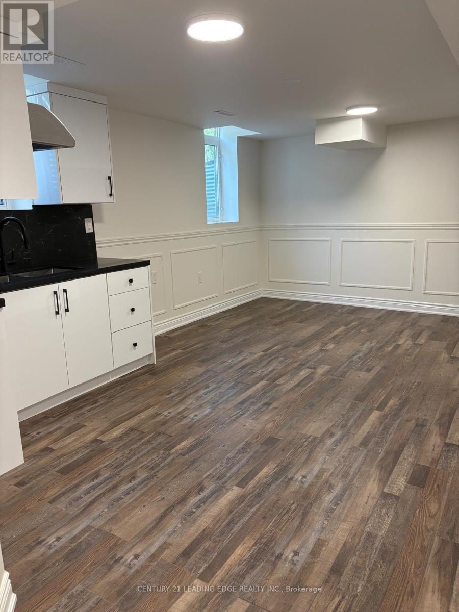 968 Summerbreeze Court, Mississauga, Ontario  L5V 1E1 - Photo 5 - W12685230