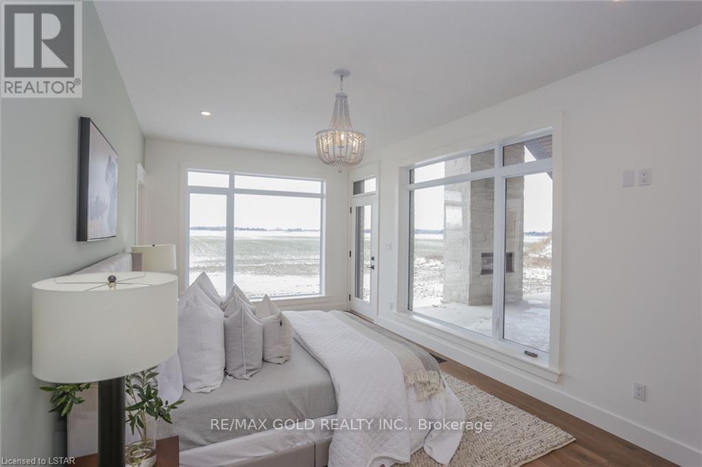 3761 Queen Street, Plympton-Wyoming, Ontario  N0N 1E0 - Photo 8 - X12685268