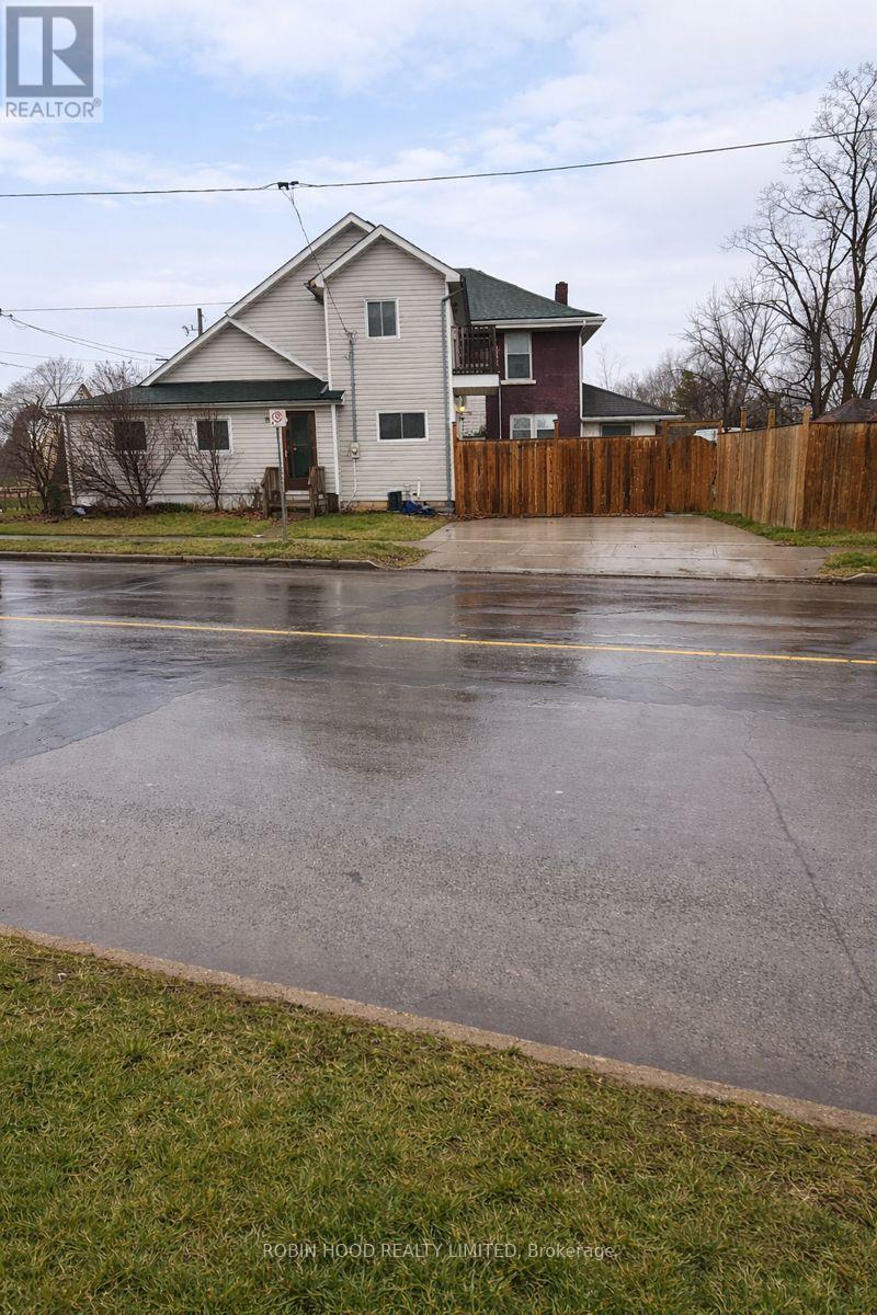 140 Dorothy Street, Welland, Ontario  L3B 3V9 - Photo 1 - X12685272