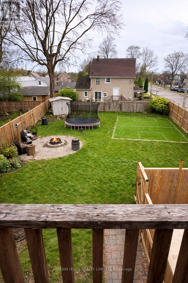 140 Dorothy Street, Welland, Ontario  L3B 3V9 - Photo 2 - X12685272