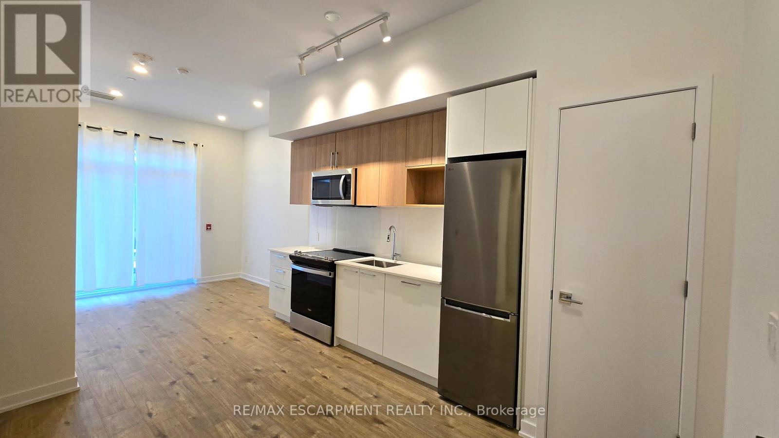 102 - 500 Plains Road E, Burlington, Ontario  L3T 2E1 - Photo 2 - W12652938