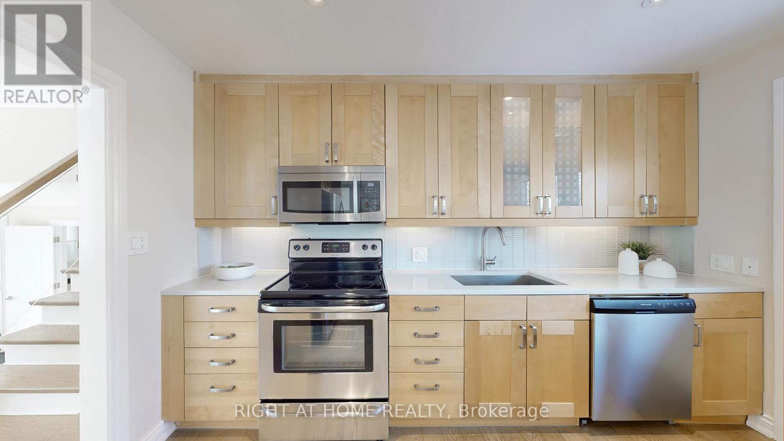 12 Courtham Avenue, Markham, Ontario  L3T 1G3 - Photo 10 - N12685322