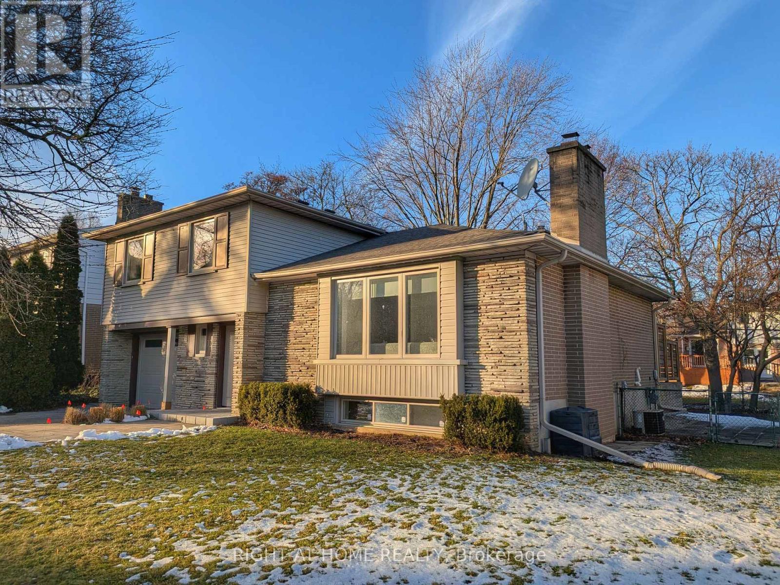 12 Courtham Avenue, Markham, Ontario  L3T 1G3 - Photo 3 - N12685322