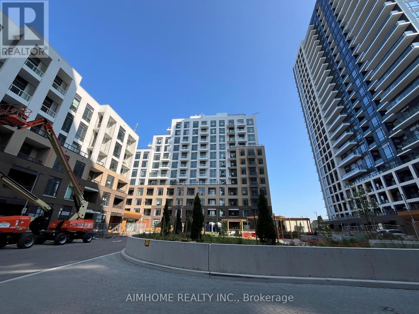 702 - 8 BEVERLEY GLEN BOULEVARD, Vaughan, Ontario