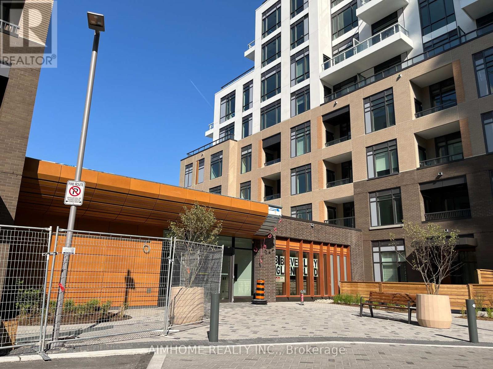 702 - 8 Beverley Glen Boulevard, Vaughan, Ontario  L4J 0L5 - Photo 3 - N12685340