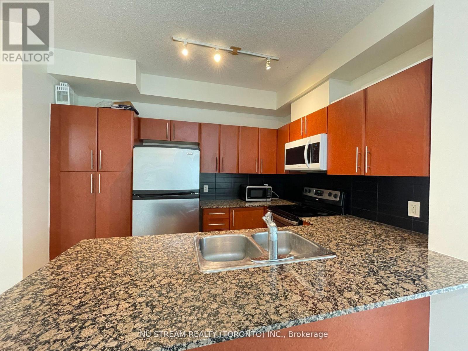 #909 - 3515 Kariya Drive, Mississauga, Ontario  L5B 0C1 - Photo 4 - W12685354