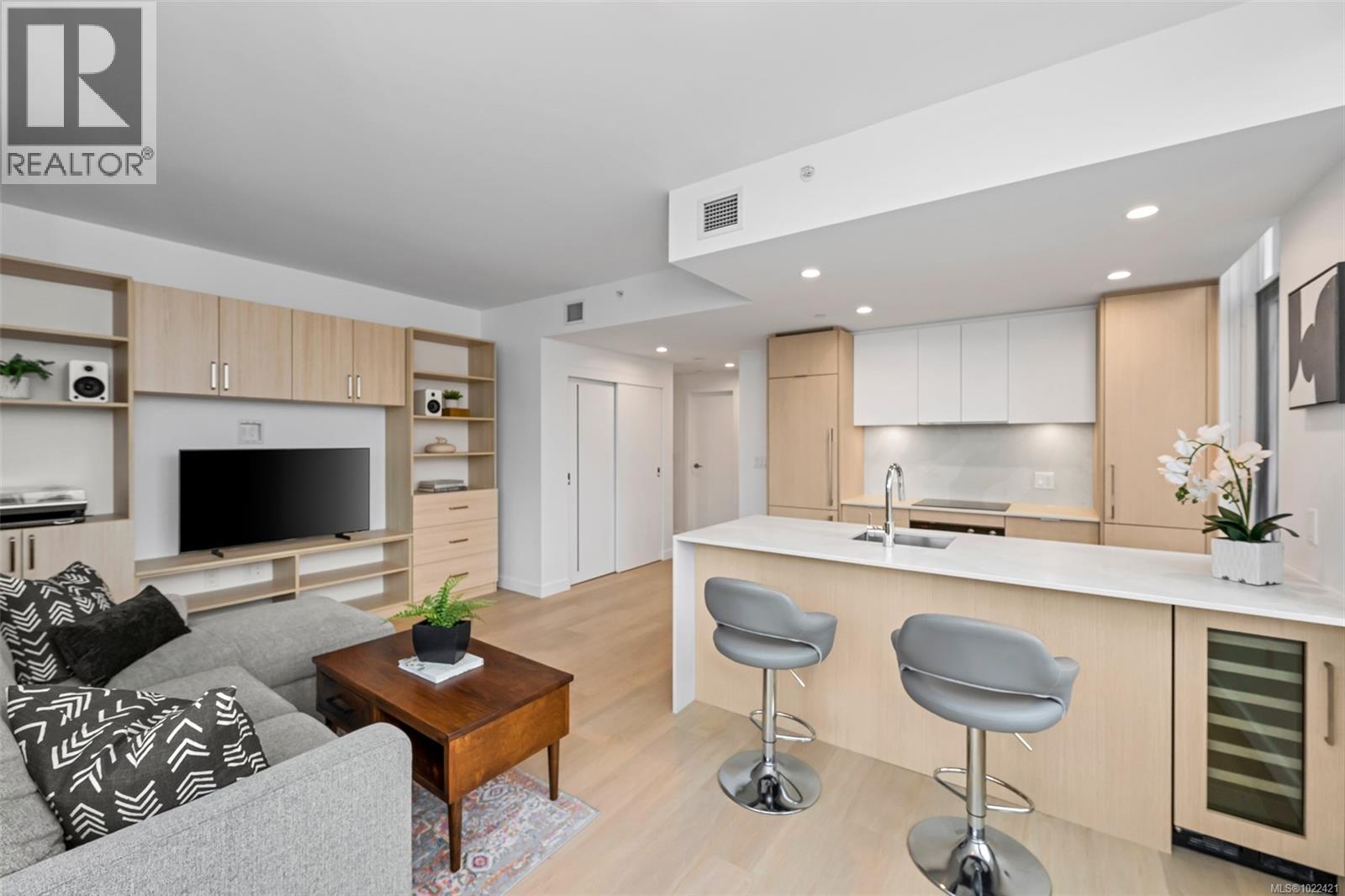 702 1100 Yates St, Victoria, British Columbia