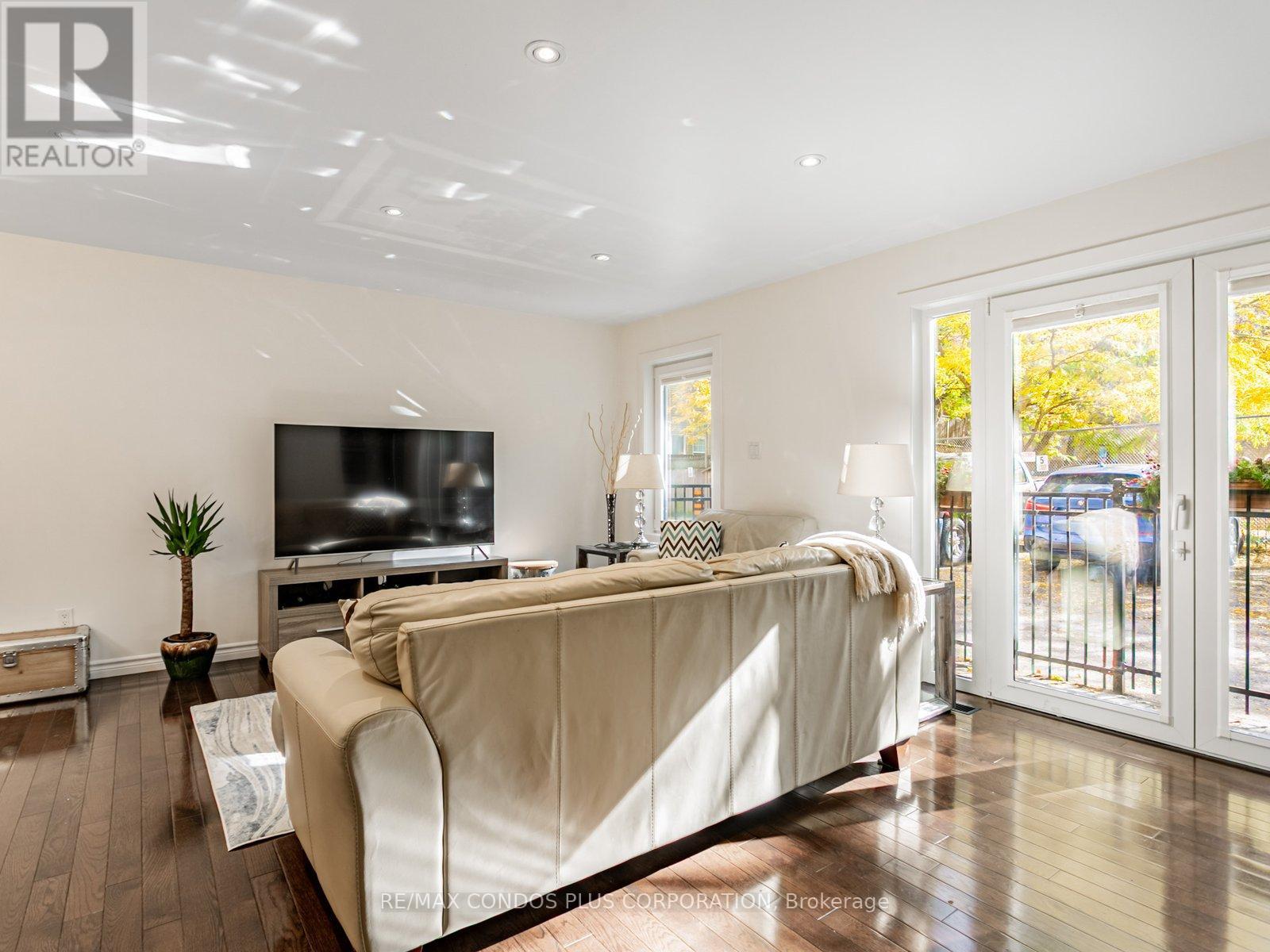 F - 346 Jarvis Street, Toronto, Ontario  M4Y 2G6 - Photo 7 - C12685390