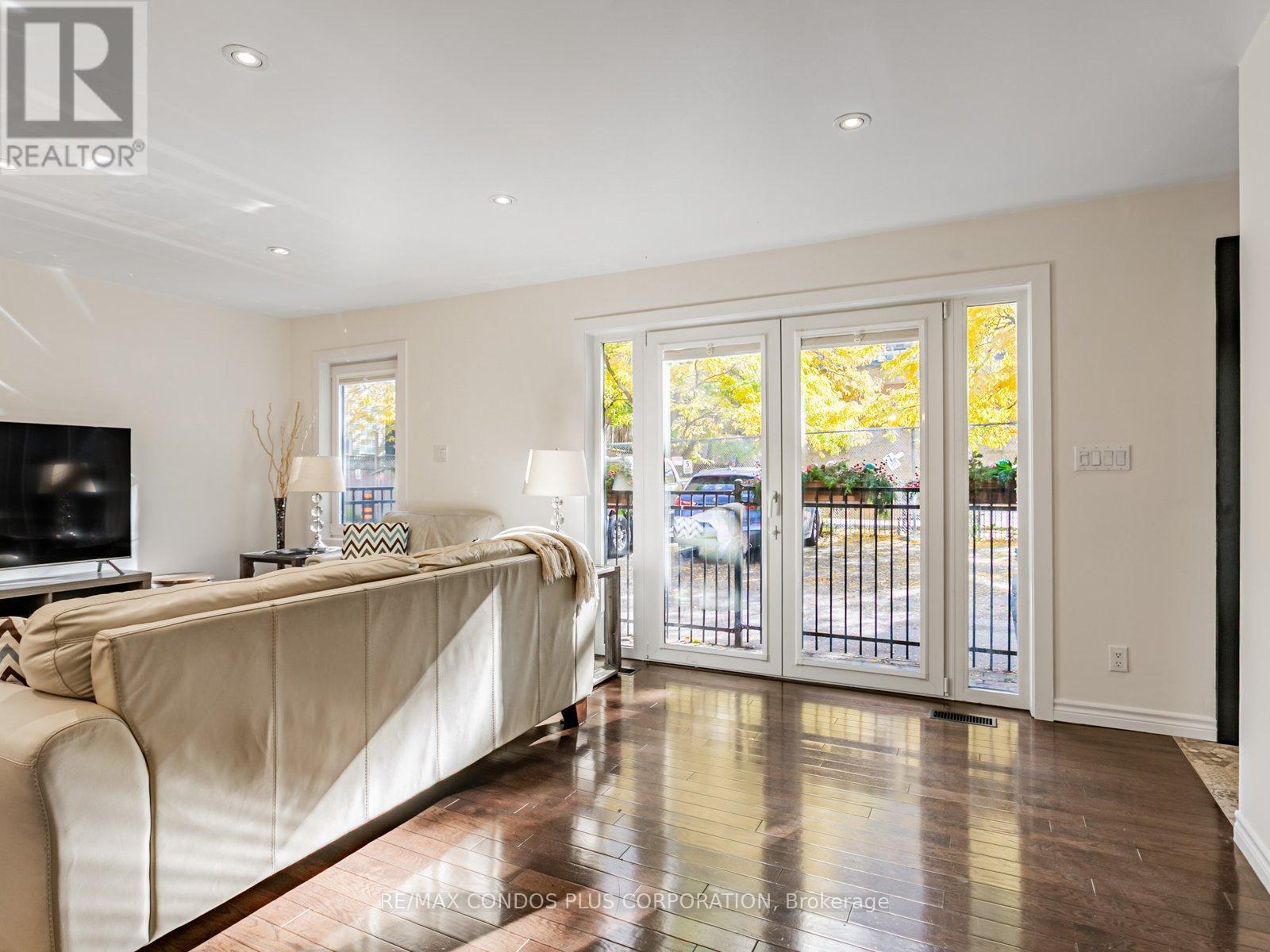 F - 346 Jarvis Street, Toronto, Ontario  M4Y 2G6 - Photo 9 - C12685390