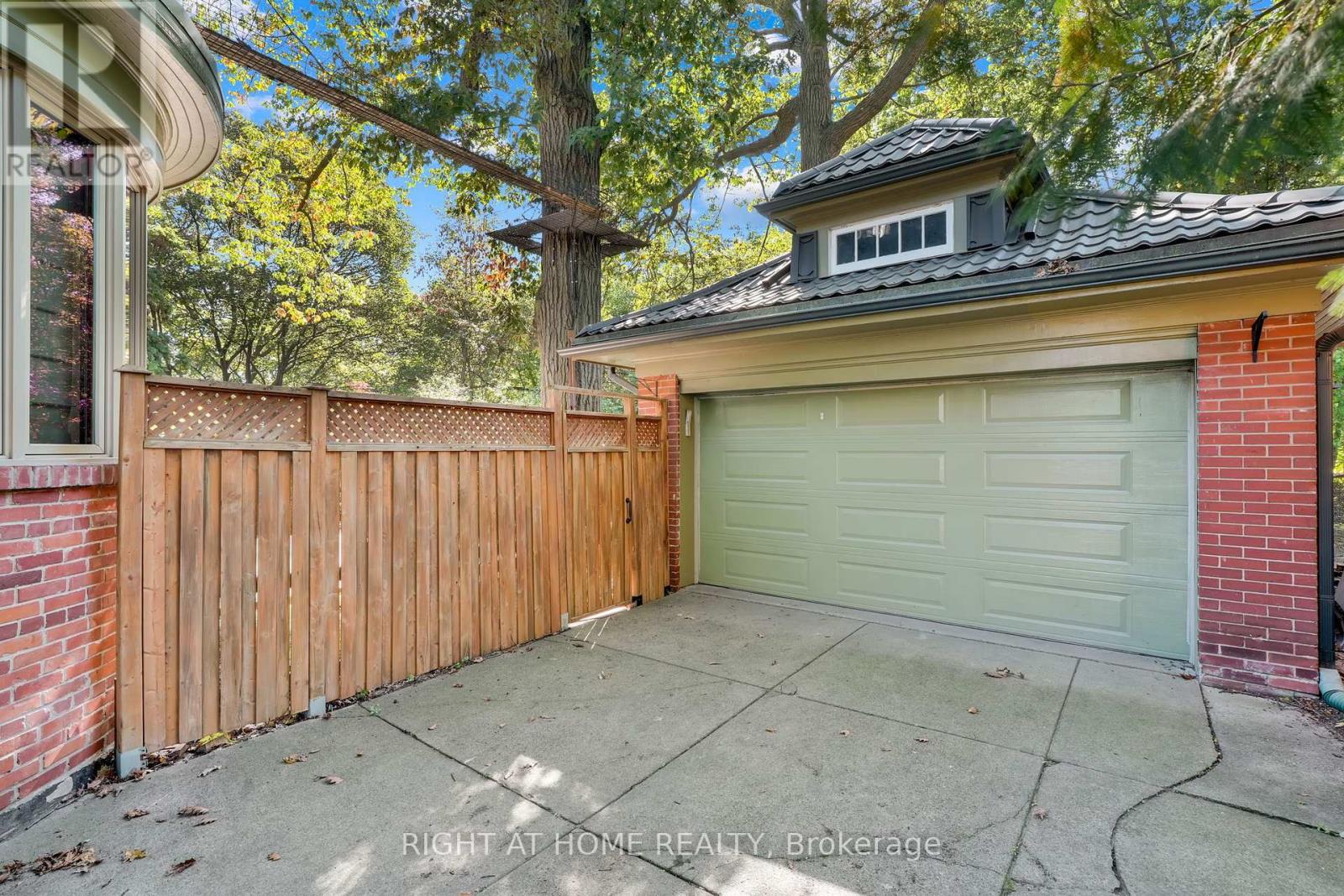 32 Hollywood Crescent, Toronto, Ontario  M4L 2K5 - Photo 49 - E12685410