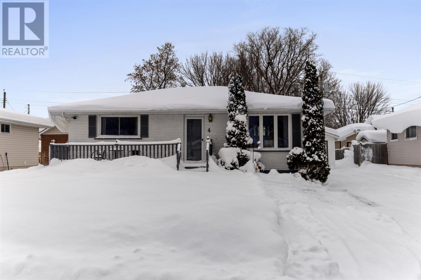 4 St. Michael's Sq, Sault Ste. Marie, Ontario  P6C 2V7 - Photo 2 - SM260016