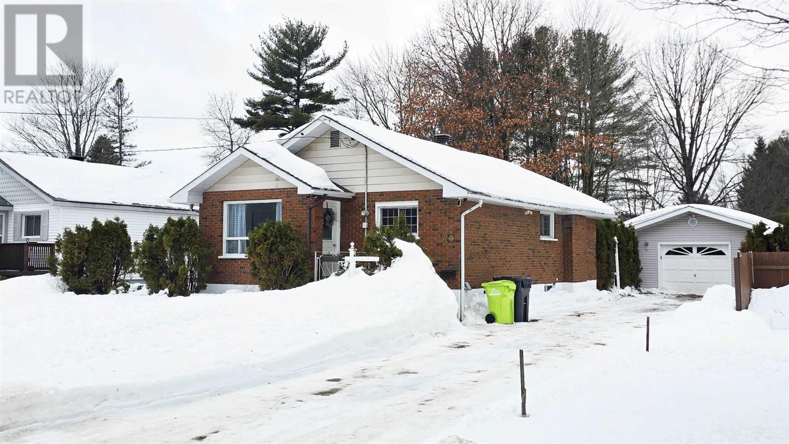 90 Market St, Sault Ste. Marie, Ontario  P6A 4T3 - Photo 2 - SM260073