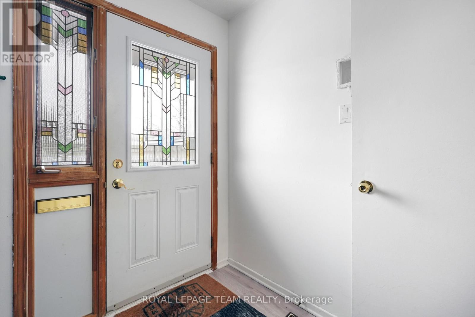 1807 Meadowbrook Road, Ottawa, Ontario  K1B 4W6 - Photo 4 - X12685518