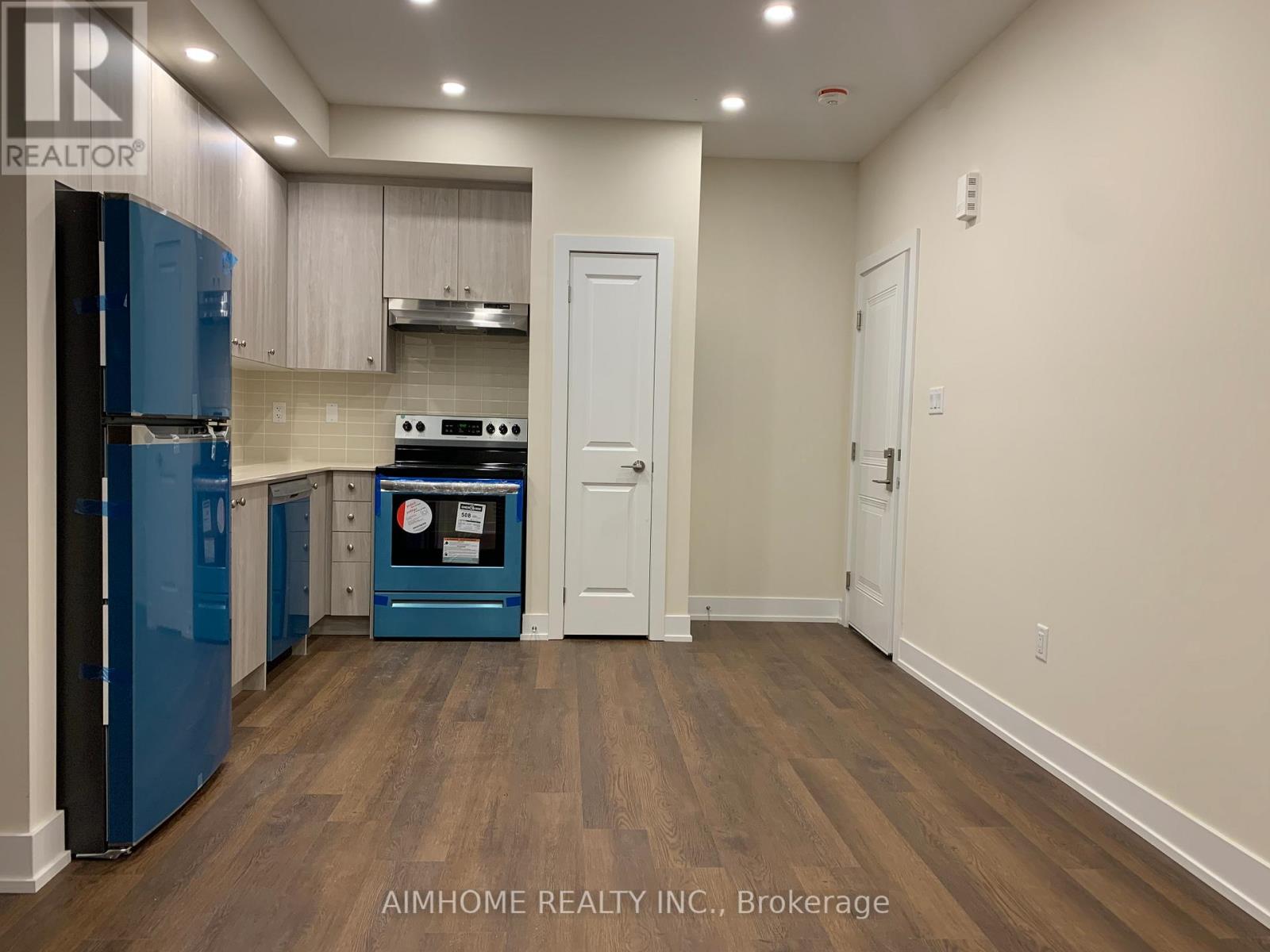 272 - 1 Bond Crescent, Richmond Hill (Oak Ridges), Ontario  L4E 3K2 - Photo 3 - N12685480