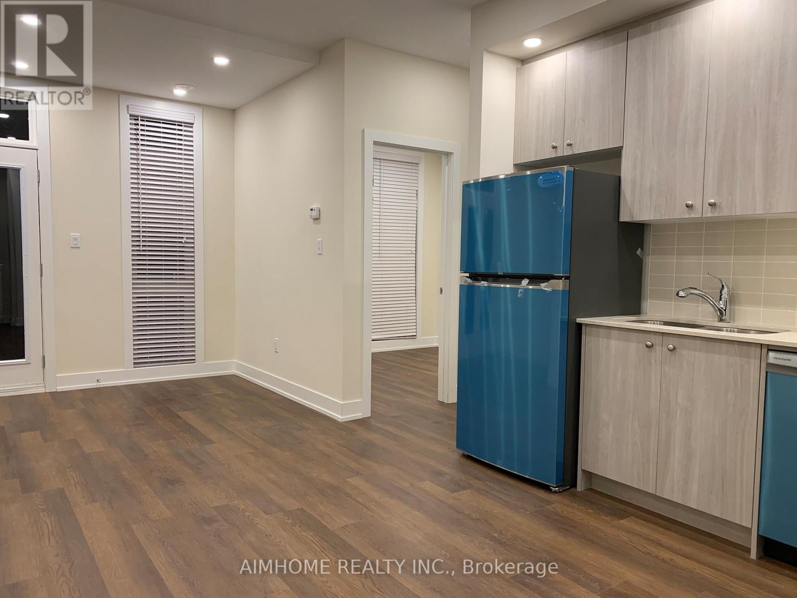 272 - 1 Bond Crescent, Richmond Hill (Oak Ridges), Ontario  L4E 3K2 - Photo 4 - N12685480