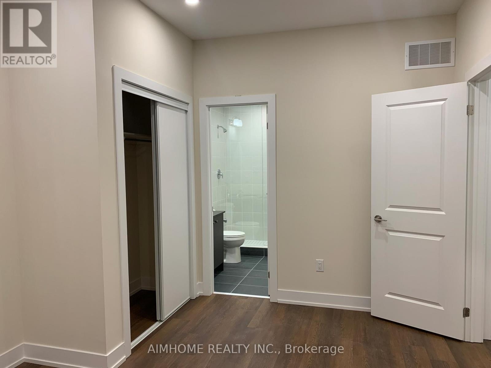 272 - 1 Bond Crescent, Richmond Hill (Oak Ridges), Ontario  L4E 3K2 - Photo 6 - N12685480