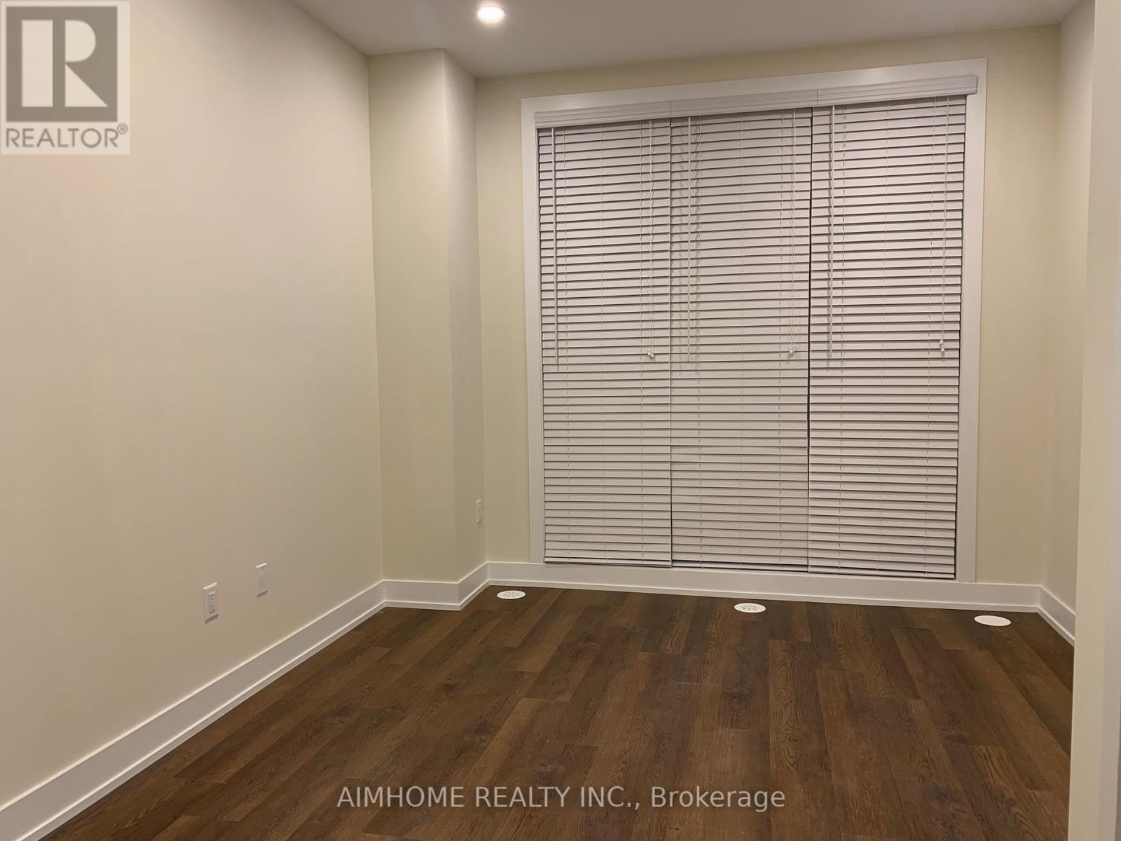 272 - 1 Bond Crescent, Richmond Hill (Oak Ridges), Ontario  L4E 3K2 - Photo 7 - N12685480