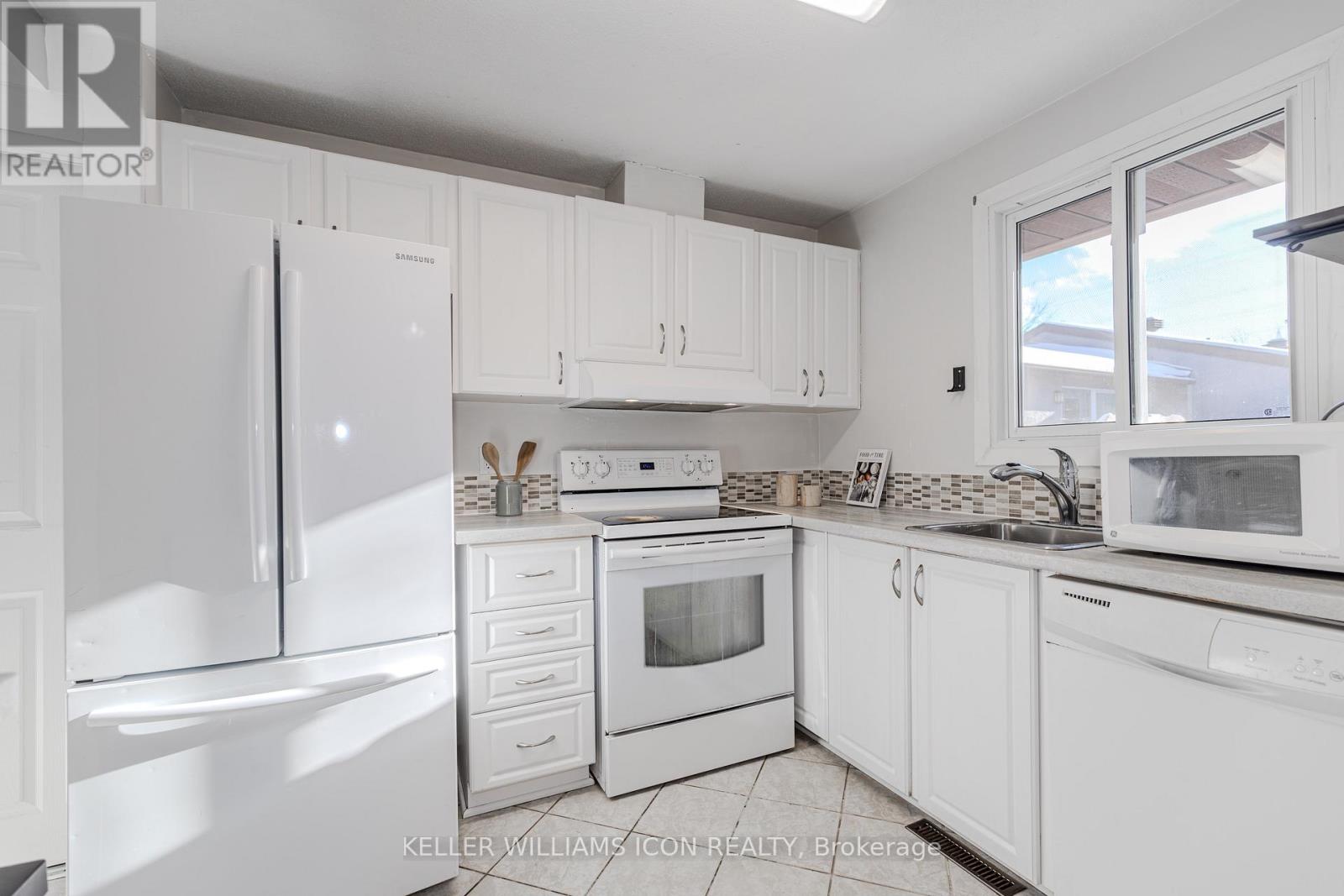 380 Woodfield Drive, Ottawa, Ontario  K2G 3W9 - Photo 13 - X12685596