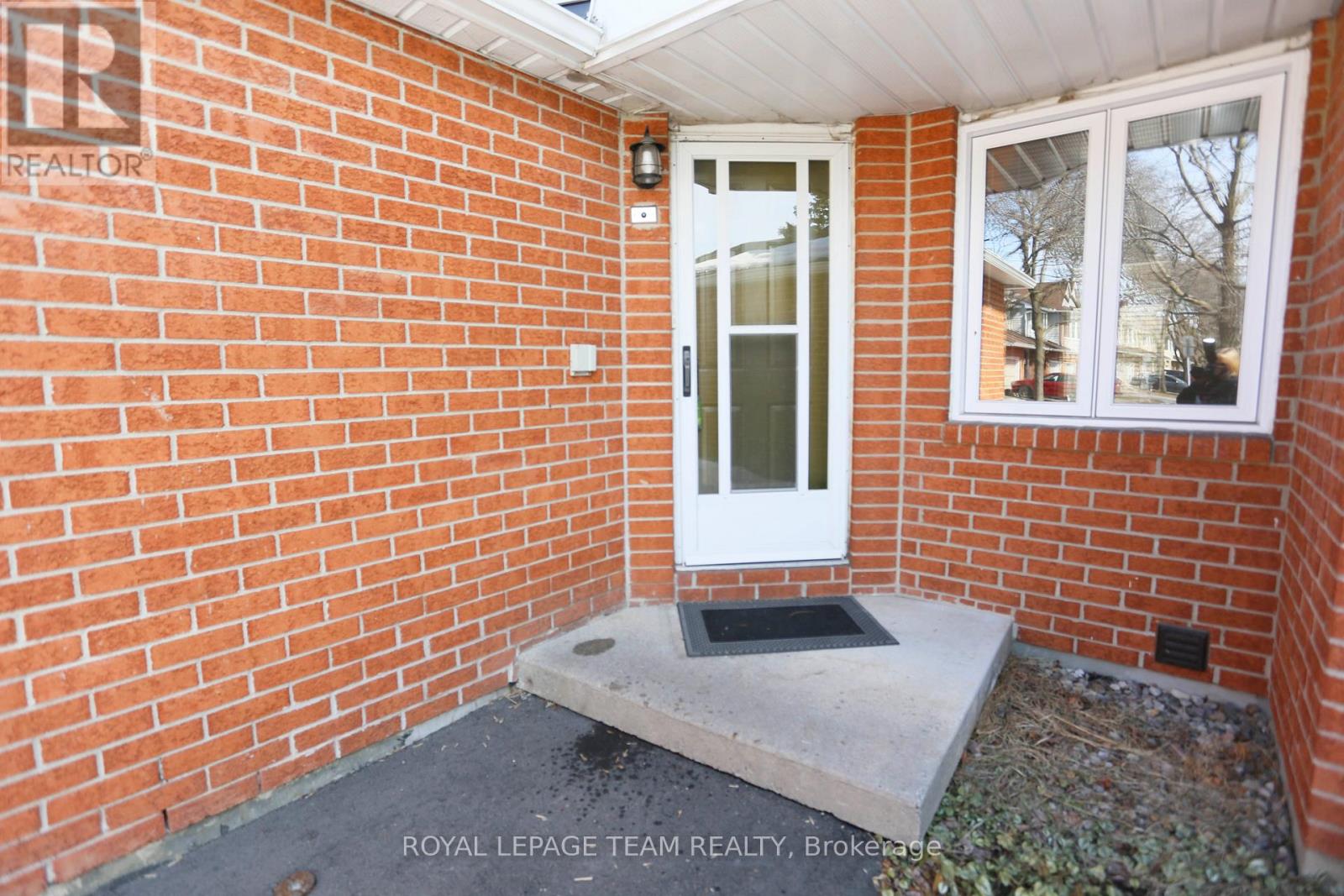 8 - 15 Forestlane Private, Ottawa, Ontario  K1K 4J8 - Photo 2 - X12685618