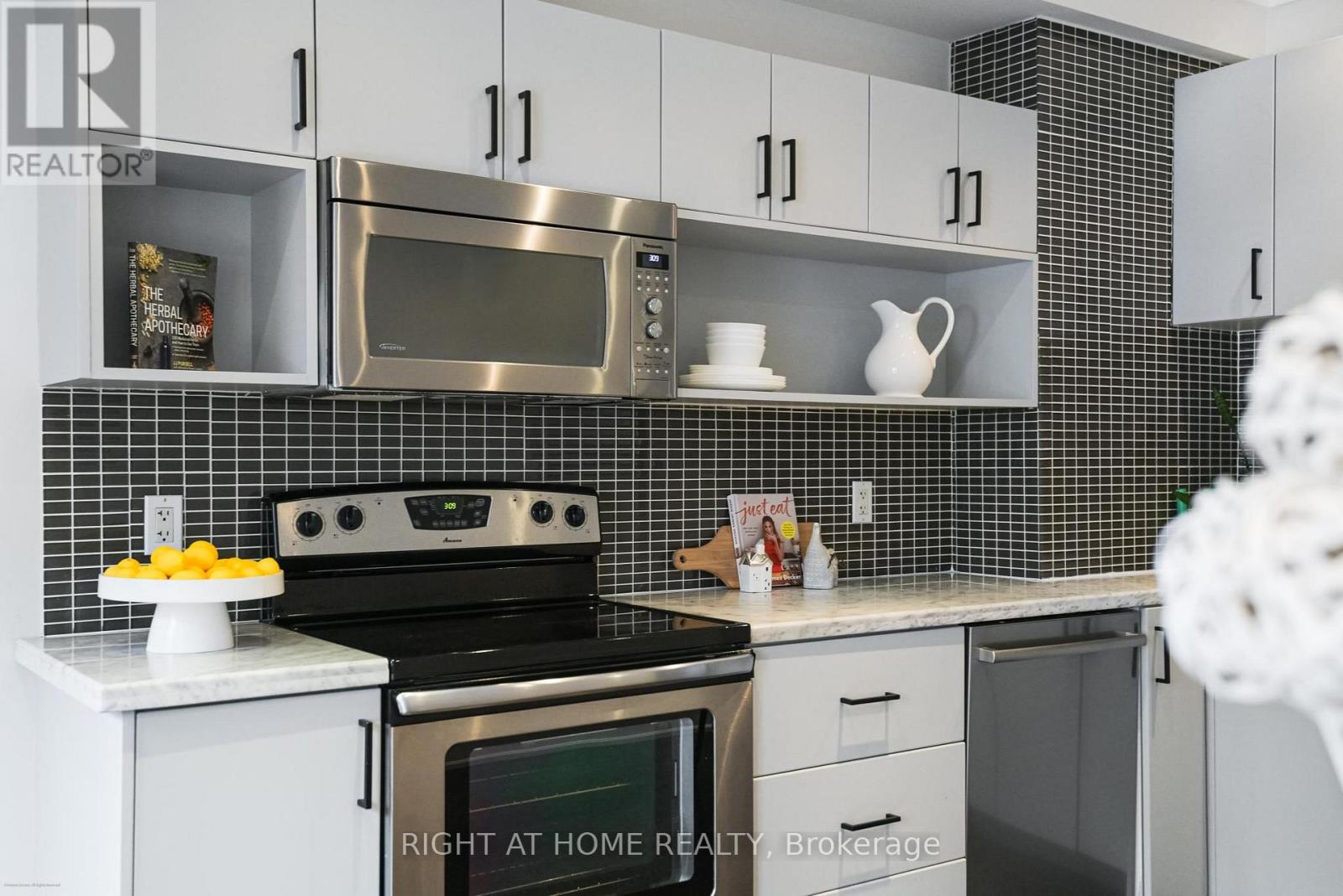 68a Oxford Street, Toronto (Kensington-Chinatown), Ontario  M5T 1P1 - Photo 10 - C12685608