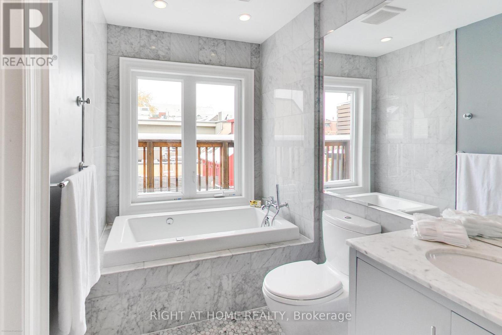 68a Oxford Street, Toronto (Kensington-Chinatown), Ontario  M5T 1P1 - Photo 23 - C12685608