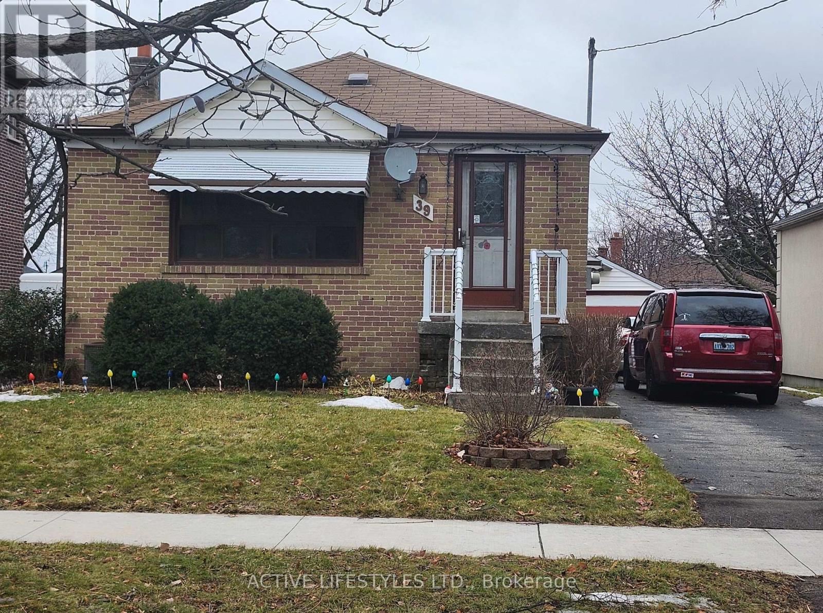 39 Trueman Avenue, Toronto (Islington-City Centre West), Ontario  M8Z 5A3 - Photo 1 - W12685580